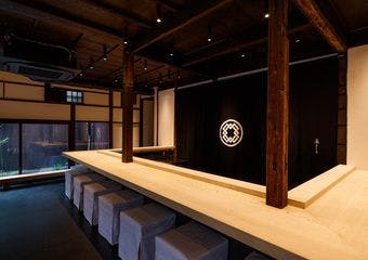 京都の焼き鳥で初のミシュランガイド京都・大阪の焼き鳥で初の一つ星を獲得。おもてなしの心をに、心を込めた接客と焼き鳥が楽しるお店です。