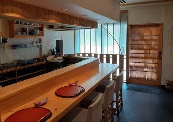 ゆったり空間で心を込めた料理をお届けする日本料理店です。落ち着いた雰囲気の中で季節ごとの旬の食材を活かした料理をお楽しみいただけます。