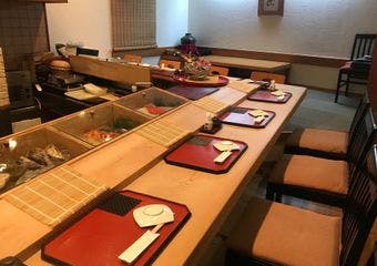 旬の魚介と職人技が光る、隠れ家寿司店