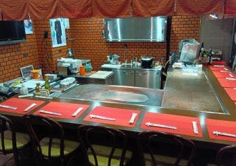 豊中・服部天神駅から徒歩すぐ。
目の前で焼き上げられるステーキは、香り・音・ビジュアルすべてが食欲をそそる逸品。