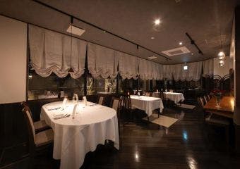 広葉樹を使って焼く銘柄牛（和牛のルーツ千屋牛）ジビエなどをシェフの繊細な味付けでぜひお楽しみください。手打ちパスタも絶品です。