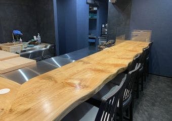 駅からすぐの便利な立地にあり、カウンターだけの落ち着いた日本料理店。店主との会話も楽しく初めての方やお一人様でもお気軽にご利用いただけます。