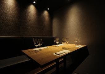 神戸牛ステーキと厳選食材の逸品を夜景と共に。贅沢な美食のひとときをお楽しみいただけます。