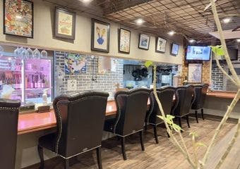 生産者様の新鮮な野菜、仕入れた旬の食材。素材の味を存分に活かしたお料理を真心こめて提供します。