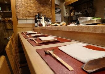 広島・流川にある割烹。洋食要素を取り入れた独創的ながらも和の枠をに収まった絶妙なバランスが魅力の日本料理店です。