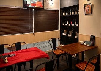 昼は名店のれん分けカレー、夜はワイン飲み放題のバル。スパイス料理とワインの新たな出会いをお楽しみください。