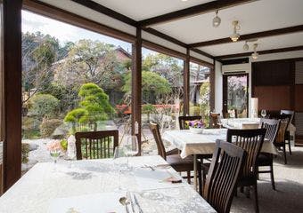 四季が彩る庭園と共に、極上の創作フレンチを堪能