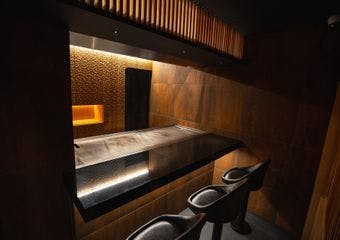 清水寺から徒歩数分の場所に位置する当店は、山形牛や神戸牛など日本全国から厳選された和牛を鉄板焼きのステーキでお楽しみいただけます。