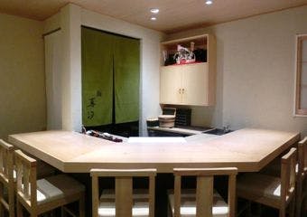 半世紀近く寿司に向き合い続け辿り着いた、大将の究極江戸前鮨。