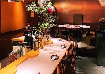 素材の魅力を最大限に引き出した一夜干しを、全国各地から厳選した日本酒と共に楽しめる特別な空間。