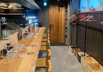 創業100年以上の老舗魚屋が営む串揚げ店　上質な大人の空間で、季節の鮮魚とワインを堪能できます。