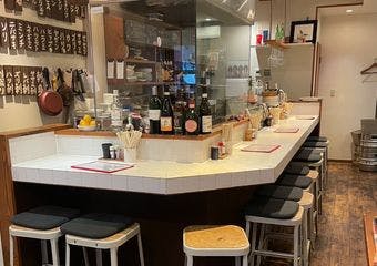 当店のやきとりは新鮮な朝挽き地鶏を使用しております。
ワインも豊富に取り揃えております。普段は味わえないものまでご用意しております。
