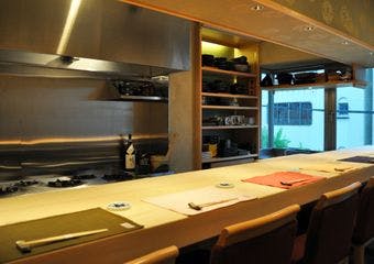 店主・植村良輔は、「お客様に楽しんで、満足して頂けるお料理をご提供すること。」を追求し続けています。