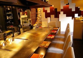 店内は思わず見惚れてしまうお洒落な空間。「神戸デザイン賞」を受賞したその内観は、日常使いから特別な記念日まで重宝いただいております。