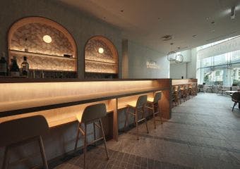 新橋のビストロで、旬の食材を活かした料理を上質なワインと共に。洗練された空間で、特別な時間をお楽しみください。