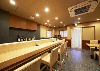 豊洲直送の鮮魚を味わう、和の寛ぎ空間