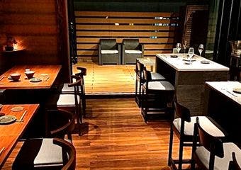 名店仕込みの技術で焼き上げた焼鳥を、希少なワインとともに深夜まで楽しめる場所