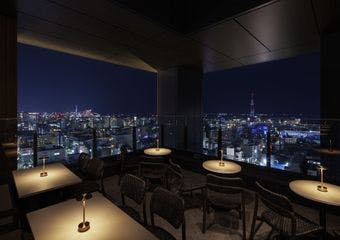 空と風が感じられる、ルーフトップのカフェ&バー。博多湾を望みながら、サンセットや夜景をお楽しみいただけます。