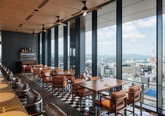 ワン・フクオカ・ビルディング最上層。博多の街と博多湾を一望しながら、まるで厨房の中で食事をしているような臨場感を味わえるレストラン。