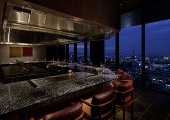 地元九州の食材にこだわり、上質な黒毛和牛や厳選した野菜などを、カウンター席の目の前で華麗に焼き上げる鉄板焼レストラン。