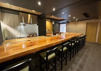 名店出身の大将による至極の鮨コース