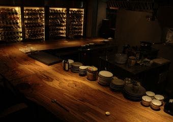 恵比寿の隠れ家で大人の秘密基地。燻製すき焼きと特製つけダレで、極上の燻製料理を堪能。