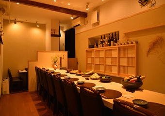 神楽坂の「神楽坂 和」は、京風料理と東京風のアレンジが楽しめる隠れ家的なお店。旬の食材を使い、店主と直接向き合う贅沢なひとときを提供。