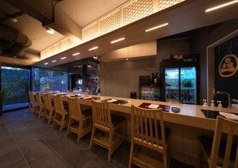 夫婦で営むカウンターのみの日本料理店