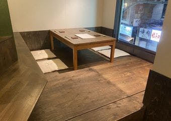 素材と空間に心ほどける和食の隠れ家。地酒とともに味わう、大人のためのくつろぎ時間がここにあります。