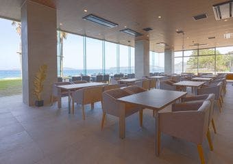 糸島の美しい海を眺めながら、新鮮な地元食材、季節の献立をご堪能いただける1Fレストラン「イトマーレ」