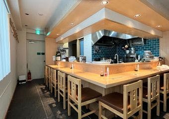 大門の隠れ家「山才」で、家庭的な味のおばんざいと季節の旬を楽しみ、銘酒で心温まるひと時を。