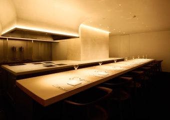 フランス料理で培った技術に日本の文化を融合させた、心安らぐ新しい料理をご提供いたします。