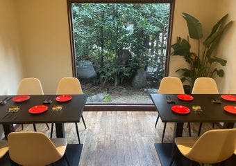 スペインの味と活気を感じる本場仕込みの地中海料理店