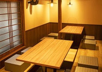 佐々木酒造が手掛ける和の一軒。京料理と豊富な銘酒の飲み放題を堪能いただけます。