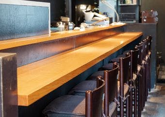 新宿御苑前の隠れ家で本格炭火焼き鳥を堪能。厳選素材と職人の技が光る絶品焼き鳥を、落ち着いた空間でお愉しみください。