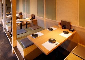 【新大阪駅から徒歩3分】個室で熟成肉と熟成魚の藁焼きを楽しむ！接待や会社宴会などの各種宴会にご利用ください。