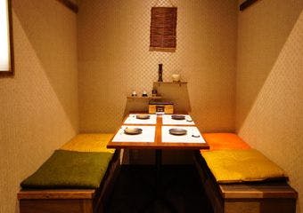 なんば駅　徒歩1分
全席個室完備　少人数から団体様まで！各種宴会ご予約受付中！
当店イチオシ熟成肉と熟成魚のお藁焼きをご堪能ください。