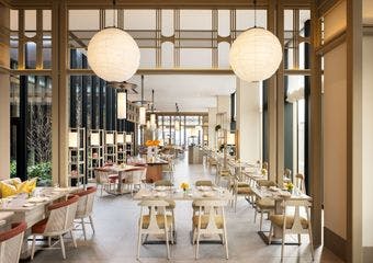 エレガントモダンを象徴としたフレンチブラッスリー。洗練されたアートコレクションを取り揃え、シックでありながら活気あふれる雰囲気のレストラン。