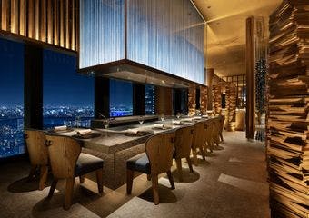 日本を代表するふたつの美食、「寿司」と「鉄板焼」が贅沢に共演する、唯一無二の粋を尽くした美食体験。