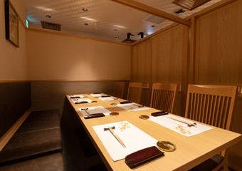 田町「蟹一清」で、新鮮な蟹料理をリーズナブルに。記念日や特別な日に最適な上質空間で、贅沢なひとときを。