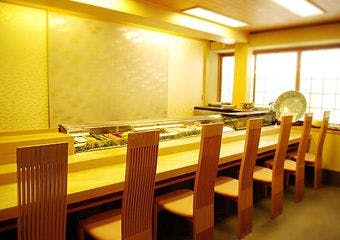 落ち着いた空間で季節の食材を愉しみ、極上の感動を。