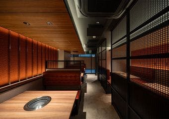 美食と健康を兼ね備えたお料理と心地の良いサービス。ステーキや赤身、ホルモンなど丁寧に下処理を施した新鮮な黒毛和牛をご提供いたします。