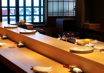 伝統的な江戸前スタイルに、繊細な職人技を加えて、ひとつひとつ愛情をこめて握る。ネタ・シャリ・わさびの三位一体をご堪能いただけます。