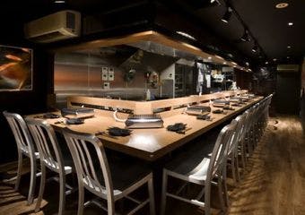 黒毛和牛の名物ステーキと厳選赤身肉を味わえるカウンター焼肉専門店。
