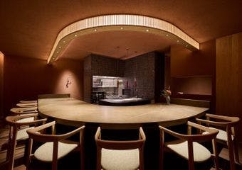 料理を通して野菜の素晴らしさをお届け。土壁が囲む特別な空間で、独自の「発酵」料理を堪能