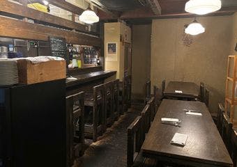 美食とワインを満喫する隠れ家的ビストロ