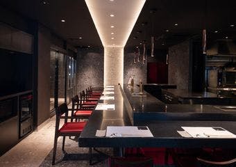 専属の焼き師が仕上げる最高級A5ランク和牛の絶妙な焼き加減。カウンターでのライブ感や、完全個室でのプライベートなひとときをお楽しみください。