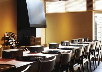 姫路駅徒歩8分、熟成鮨と懐石の洗練コース。旬の月替わりメニューを美酒と共に堪能いただけます。