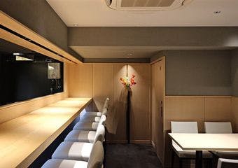 最高級の紀州備長炭で焼き上げる割烹料理、香ばしい季節の味を堪能する至福の時間をお楽しみください。