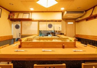 厳選した天然魚介のみで握る広島湾前寿司に舌鼓